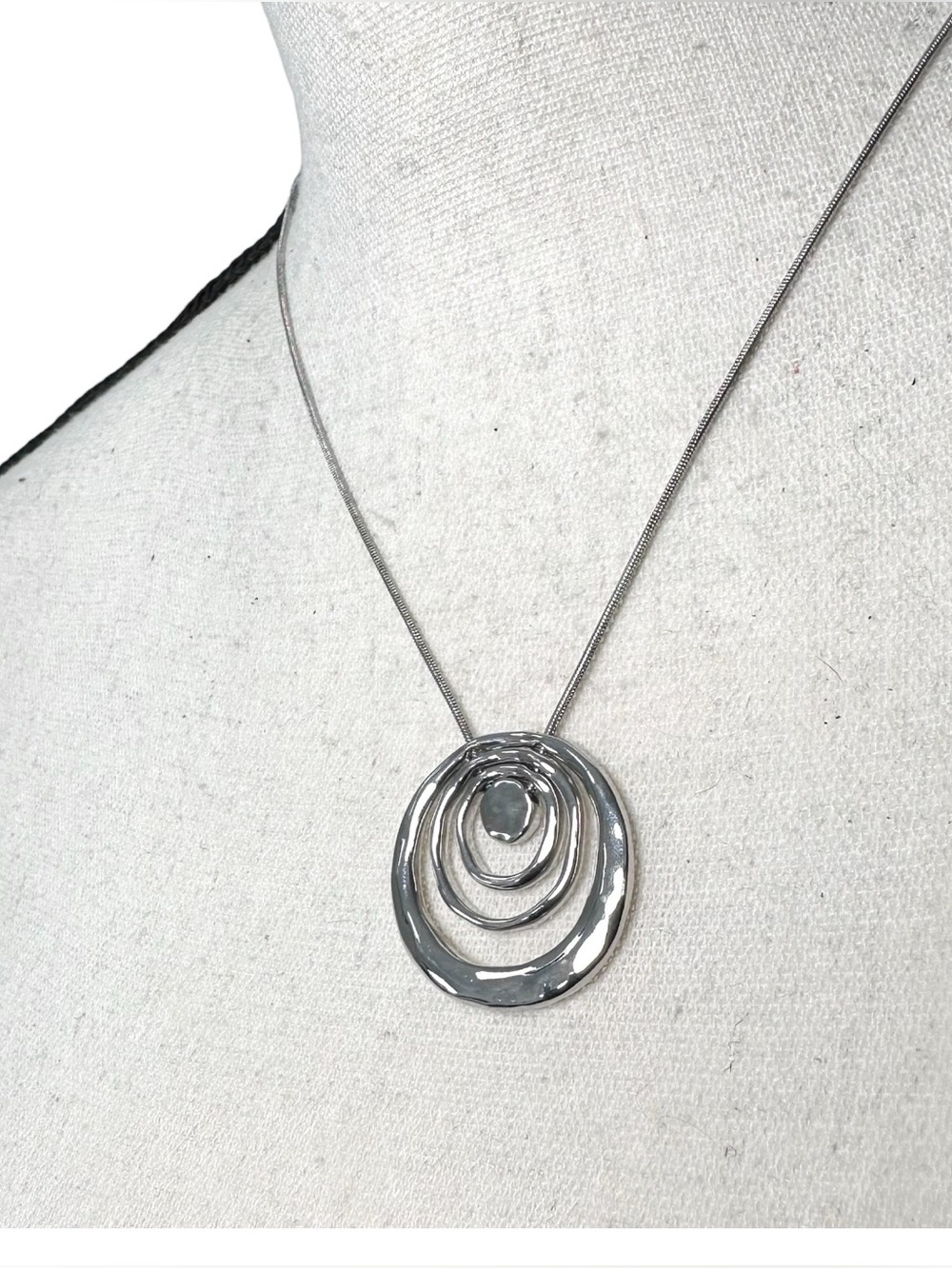 🤍 Silver Tone Concentric Circles Pendant Necklace